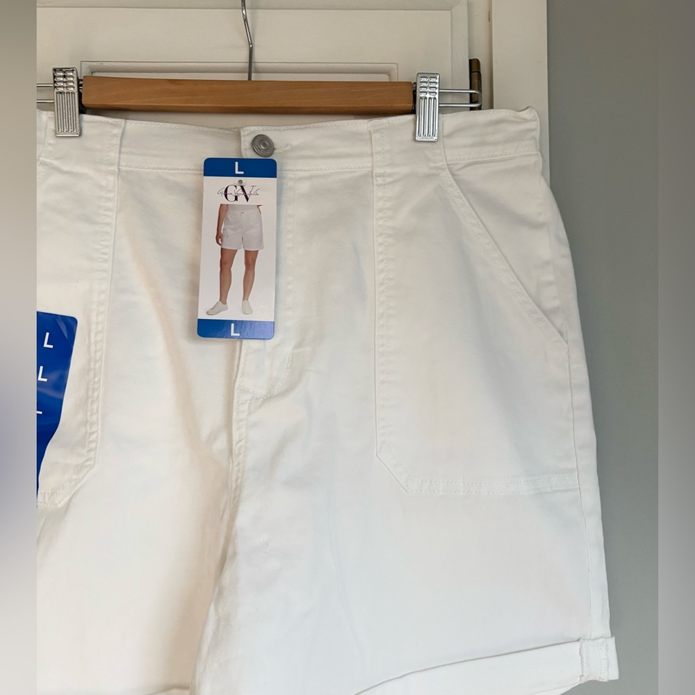 NWT || Gloria Vanderbilt Shorts in White - Picture 2 of 6